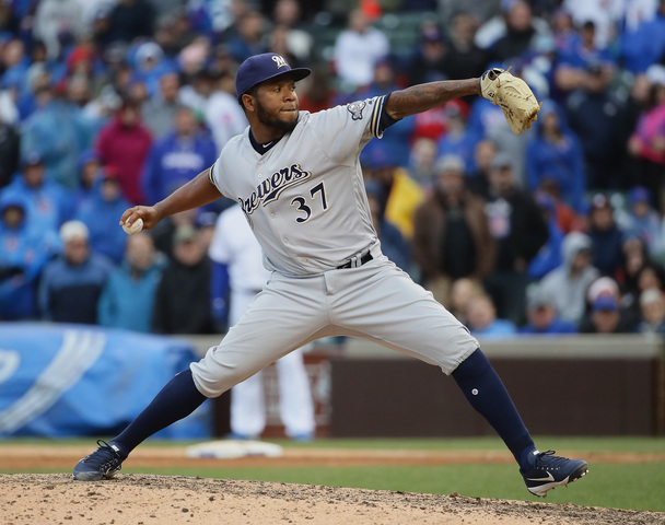 Shaw, Broxton homer as Brewers beat Cards 8-5 to split DH
