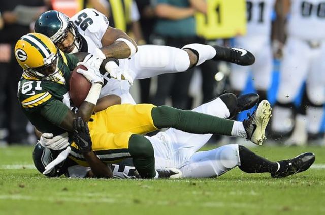 Wentz off to perfect start, but Eagles fall 24-9 to Packers
